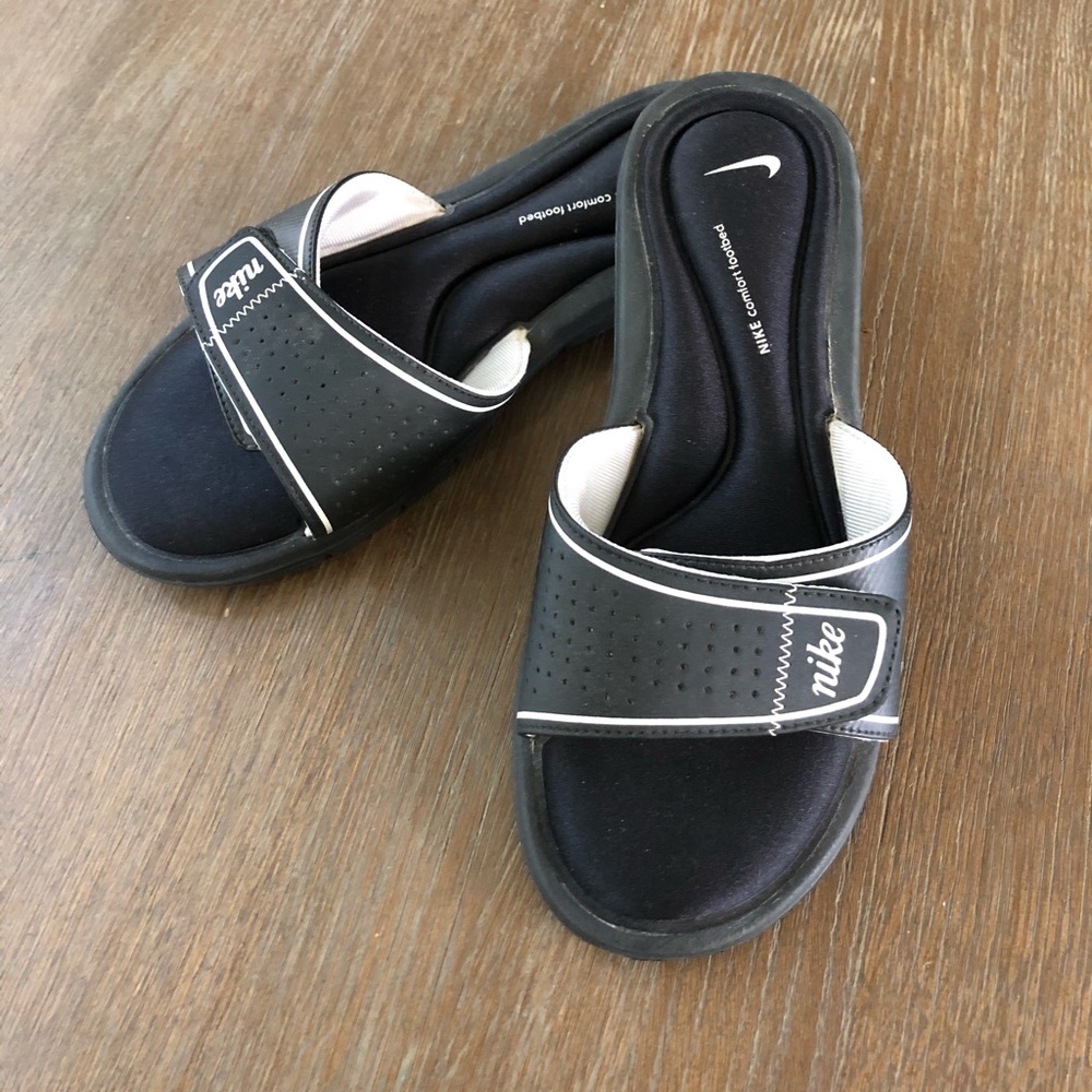 NIKE SLIDES